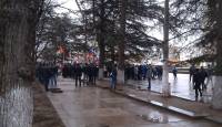 К зданию ВР Крыма прорвались 200 человек с российскими флагами