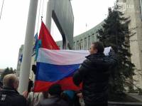 Возле Днепропетровского горсовета тоже подняли российский флаг