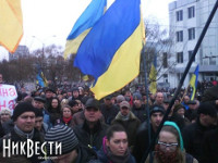 В Николаеве тысячи людей вышли на центральную площадь, выступая против военной агрессии России в Украину