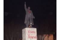 В Красноярске на памятнике Ленину появилась надпись «Слава Украине!»