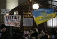 «Путин, я русский, защити меня от себя»: киевляне пикетировали посольство России