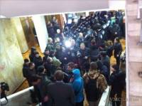 В Одессе продолжается блокирование облсовета. Депутатов не выпускают из здания