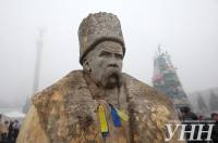 На Майдане установили статую Тараса Шевченко из 200-летнего дерева