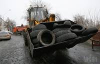Столичные коммунальщики начали очищать центр Киева от покрышек