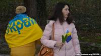 Десятки тысяч крымских женщин вышли сегодня на улицы с украинскими флагами