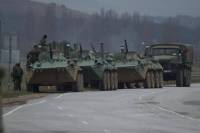 Российские войска штурмуют военную базу в крымской Новофедоровке