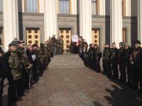 Верховную Раду окружили казаки, которые требуют рассмотрения крымского вопроса