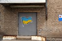 Луганские граффитчики объединились, чтобы украсить город украинскими флагами