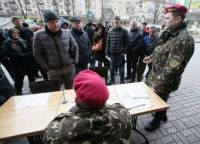 Украинцы массово вступают в Национальную гвардию. Прямо на Крещатике