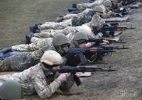 Добровольцев Нацгвардии начали учить метко стрелять и бросать гранаты