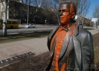 В Донецке неизвестные от души облили краской памятник Кобзону