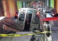 В Чикаго поезд слетел с путей и врезался в платформу. Около 30 человек получили ранения
