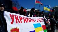 Многотысячный митинг в Луганске потребовал референдум и почтил минутой молчания память погибших на Майдане беркутовцев