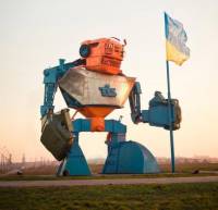 Под Одессой над «боевым человекоподобным роботом» водрузили огромный украинский флаг