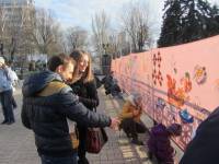 В Донецке ради мира и спокойствия прохожие нарисовали огромную картину