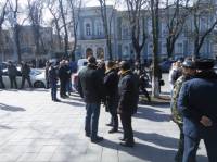Около Клуба Кабмина собралась толпа, которая ждет правды об убийствах на Майдане