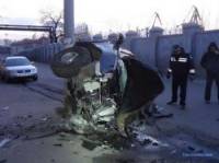 В Мариуполе лихач на Geely, не рассчитав силы, врезался в забор. Водитель погиб на месте