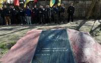 «Ангелам в белых халатах». В Киеве появился памятный знак врачам Евромайдана