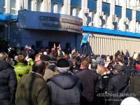 В Луганске митингующие под триколорами захватили здание СБУ. Из входа валит дым