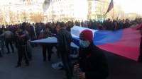 В Донецке пророссийские митингующие взяли штурмом обладминистрацию