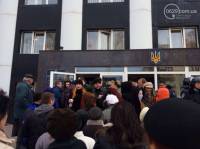 В Мариуполе пророссийские митингующие ворвались в здание прокуратуры