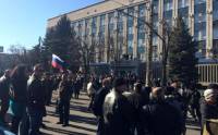 Восставшие захватили луганский филиал НБУ. На улицах города возводятся баррикады