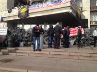 Донецкие сепаратисты за ночь отгрохали баррикады из покрышек. И даже флаг поменяли