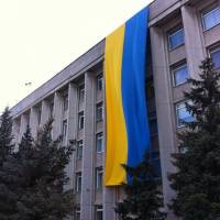В Херсоне на здании горсовета повесили огромный флаг Украины