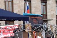 На площади перед захваченным зданием Донецкого облсовета транслируют запрещенный телеканал «Россия24»