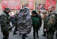 В Киеве самооборона Майдана вдоволь поиздевалась над барельефами и портретами Ленина