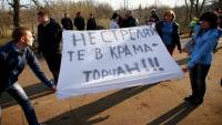 Жители Краматорска встретили киевских освободителей «в штыки». У входа на аэродром сооружают баррикады