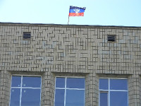 Над горсоветами Новоазовска и Красноармейска подняты флаги «Донецкой народной республики»