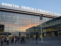 В Донецкий аэропорт зашли «гости» с георгиевскими ленточками. Их количество растет