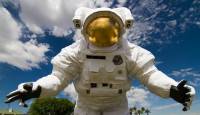 На фестивале в США представили 36-метрового мобильного и кинетического астронавта