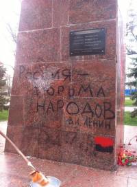 Бердянские активисты решили слегка «осовременить» памятник Ленину