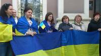 В Донецке люди вышли в защиту украинского флага
