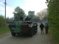 Украинские солдаты захватили два блокпоста под Славянском. По некоторой информации, есть жертвы и пострадавшие