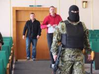 Украинские силовики начали переговоры с сепаратистами. Заложников уже показали прессе