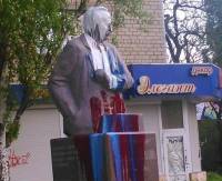 В Николаеве неизвестные вандалы облили памятник Чорноволу красной, белой и синей красками