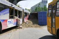 В Киеве после столкновения троллейбуса и грузовика на больничной койке оказались 19 человек, в том числе 10 детей