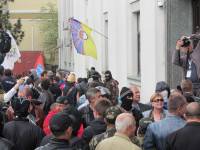 В Луганске сепаратисты штурмуют здание МВД