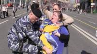 В центре Москвы задержали активистов, которые вышли на улицу с украинским флагом