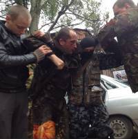 В Сети появилось видео того, как раненного пилота доставляют в штаб сепаратистов Славянска