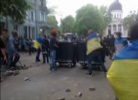 В Одессе - хаос. Евромайдановцы и атимайдановцы устроили настоящее побоище в центре города, строят баррикады