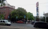В Донецке возле захваченной прокуратуры растут баррикады. Уже приехали грузовики с бетонными блоками