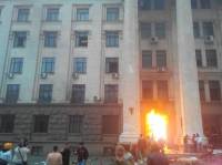 Одесские евромайдановцы штурмуют горящий Дом профсоюзов, в котором укрылись антимайдановцы. Люди прыгают из окон