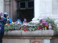 К сгоревшему Дому профсоюзов в Одессе несут цветы