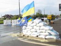 Блок-посты на въезде во Львов снабдили шинами и мешками с песком