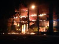 В Мариуполе сгорело здание ПриватБанка и был разгромлен офис Батькивщины