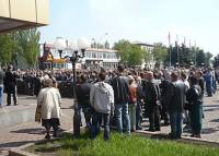 В Енакиево мирные сепаратисты захватили завод Ахметова, разгромили отделение ПриватБанка и водрузили на горсовет флаг ДНР